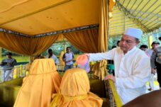 Penghormatan ke Leluhur, Ria Norsan ‘Bersimpuh’ di Makam Raja Tanjungpura