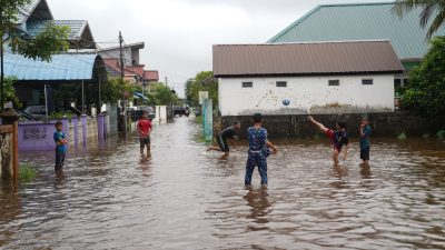 Warga Diminta Waspada Cuaca Ekstrem dan Banjir Rob di Kalbar