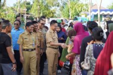 Warga Antre Pasar Murah yang Digelar Pemkot Pontianak