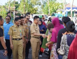 Warga Antre Pasar Murah yang Digelar Pemkot Pontianak