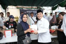 Ria Norsan Sambangi Gerakan Pangan Murah di Sambas