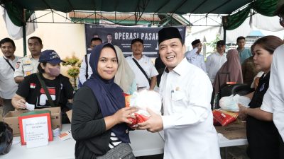 Ria Norsan Sambangi Gerakan Pangan Murah di Sambas