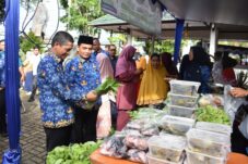 Warga Pontianak Utara Serbu Pasar Murah