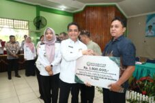 561 RT dan 105 RW di Pontianak Barat Terima Bantuan Operasional Rp1,5 Juta