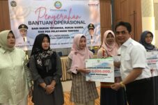 Wawako Pontianak Serahkan Bantuan Operasional Kader Posyandu