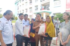 Pemkot Pontianak Salurkan 1,96 Ton Beras untuk Warga Rusunawa