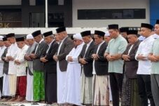 Ribuan Jamaah Salat Id Penuhi Saf di Depan Kantor Wali Kota