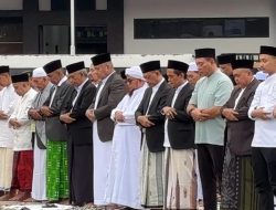 Ribuan Jamaah Salat Id Penuhi Saf di Depan Kantor Wali Kota