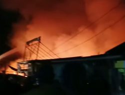 Kebakaran Lalap 19 Toko Pakaian di Putussibau