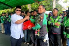 Sujiwo Bagikan Sembako Kepada Ojek Online dan Penyandang Disabilitas