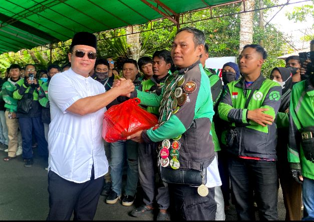 Sujiwo Bagikan Sembako Kepada Ojek Online dan Penyandang Disabilitas