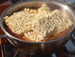 Makan Mi Instan saat Sahur Emangnya Aman?