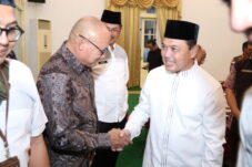 Berbaur dengan Masyarakat, Gubernur Ria Norsan Hadiri Open House Anggota DPR RI Yuliansyah