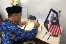 Gubernur Kalbar Tanda Tangani Buku Takziah Tun Abdullah