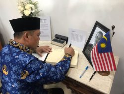 Gubernur Kalbar Tanda Tangani Buku Takziah Tun Abdullah