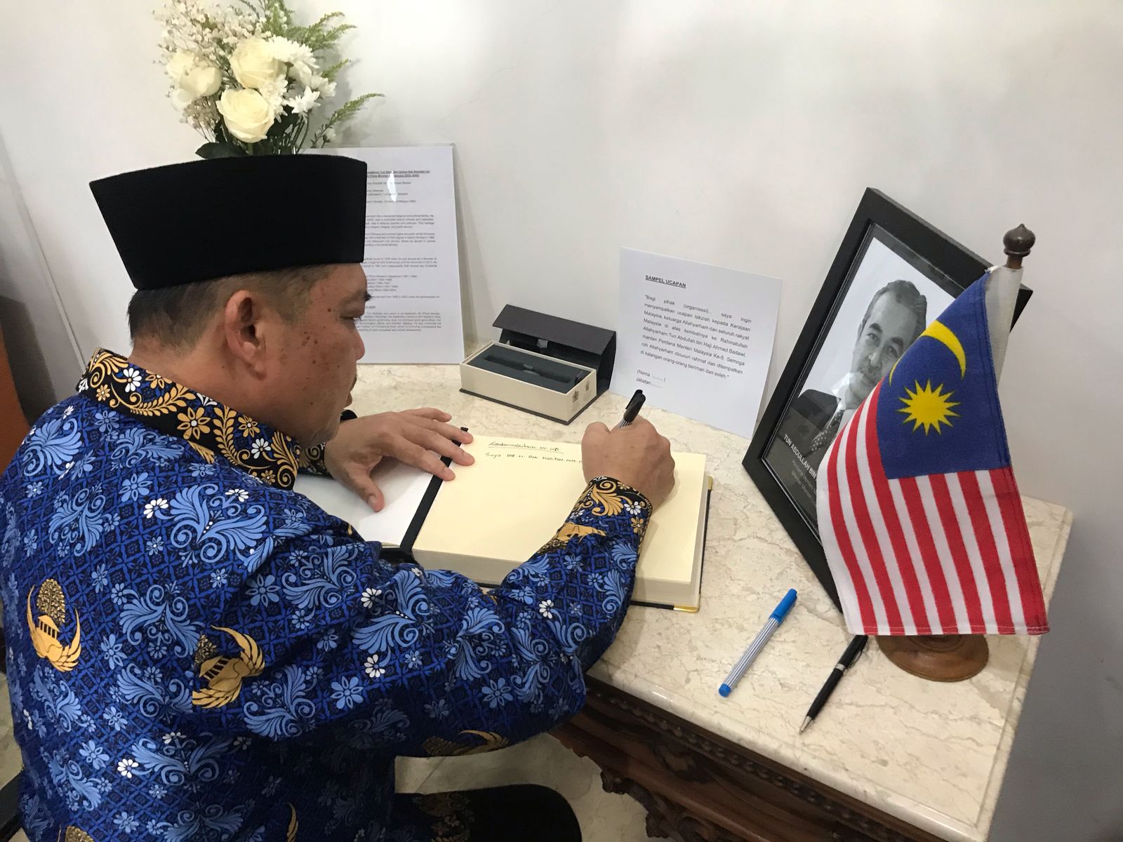 Gubernur Kalbar Tanda Tangani Buku Takziah Tun Abdullah