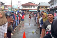 Ratusan Masyarakat Sambas Rela Antre Paket Sembako Murah
