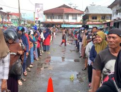 Ratusan Masyarakat Sambas Rela Antre Paket Sembako Murah