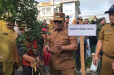 Peringati Hari Bumi Sedunia, Bupati Sujiwo Tanam Pohon di kawasan Tanjung Periuk Ayani 2