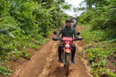 Bupati Sis Tinjau Karya Bhakti TNI di Jalan Nanga Raun-Rantau Bumbun