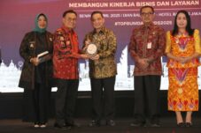 Gubernur Kalbar Ria Norsan Terima Penghargaan TOP BUMD Awards 2025