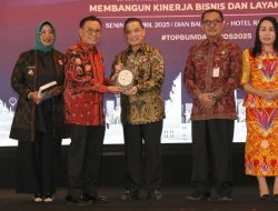 Gubernur Kalbar Ria Norsan Terima Penghargaan TOP BUMD Awards 2025