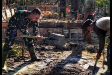 Dandim Mempawah Ikut Aduk Semen Saat Bangun Rumah RTLH di Lokasi Pra TMMD Ke-124