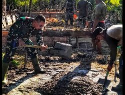 Dandim Mempawah Ikut Aduk Semen Saat Bangun Rumah RTLH di Lokasi Pra TMMD Ke-124