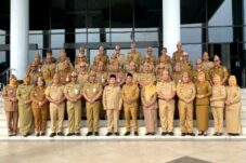 Perdana Pimpin Apel Pagi, Ria Norsan Ajak Para ASN Fokuskan Kinerja dan Displin