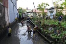 Aksi Bersih-bersih Parit Warnai Hari Buruh