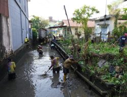 Aksi Bersih-bersih Parit Warnai Hari Buruh