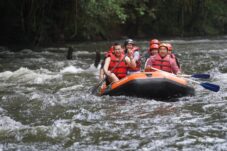 Bupati Kapuas Hulu dan Kapolres Kunjungi Desa Rantau Kalis, Nikmati Serunya Arung Jeram dan Promosikan Pariwisata Lokal