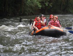 Bupati Kapuas Hulu dan Kapolres Kunjungi Desa Rantau Kalis, Nikmati Serunya Arung Jeram dan Promosikan Pariwisata Lokal