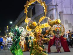 Kostum Ikonik Pontianak Pukau Penonton Karnaval Budaya di Surabaya