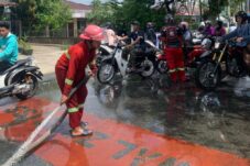 Tumpahan Oli di Jalan Podomoro Bikin Pemotor Berjatuhan, Damkar Dara Hitam Turun Tangan