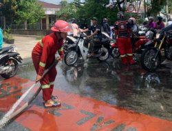 Tumpahan Oli di Jalan Podomoro Bikin Pemotor Berjatuhan, Damkar Dara Hitam Turun Tangan