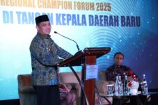 Gubernur Ria Norsan Raih Penghargaan Pembina BUMD Terbaik