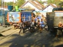 Baku Hantam Sesama Pengantre Solar di SPBU Bakau Mempawah