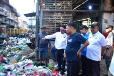 Bersihkan Parit Tokaya, Edi Ajak Warga Peduli Lingkungan