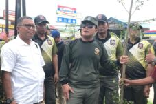 Peduli Kesehatan dan Cinta Lingkungan, Bupati Sujiwo Gelar Giat Lari dan Tanam Pohon Bersama Satpol PP