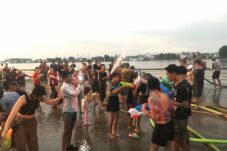 Keseruan Perang Air di Taman Alun-Alun Kapuas Festival Bakcang Pontianak