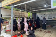 Masjid Ismuhu Yahya Bagikan Daging Kurban ke Warga