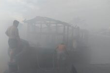 Kapal Bandong Pengangkut Barang Terbakar di Pelabuhan Senghie Pontianak