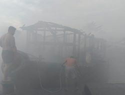 Kapal Bandong Pengangkut Barang Terbakar di Pelabuhan Senghie Pontianak