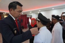 Bupati Fransiskus Diaan Lantik 8 Kepala Desa Terpilih Antar Waktu di Kapuas Hulu