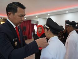 Bupati Fransiskus Diaan Lantik 8 Kepala Desa Terpilih Antar Waktu di Kapuas Hulu