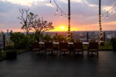 Nikmati Kota dari Ketinggian: Kuliner, Sunset, dan Musik di Borneo Sky, Rooftop & Café