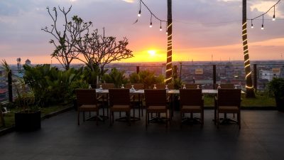 Nikmati Kota dari Ketinggian: Kuliner, Sunset, dan Musik di Borneo Sky, Rooftop & Café