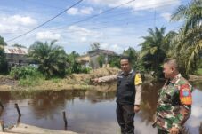 Jembatan Penghubung di Kubu Raya Roboh