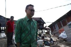 Rumah Warga Roboh Dihantam Ombak Kapal, Wali Kota Pontianak Tinjau dan Beri Bantuan